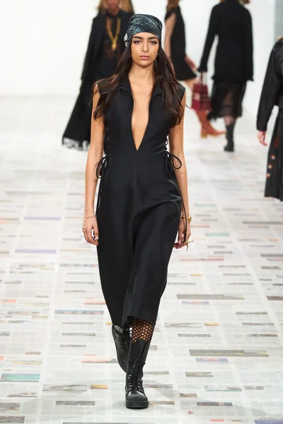 Look 16